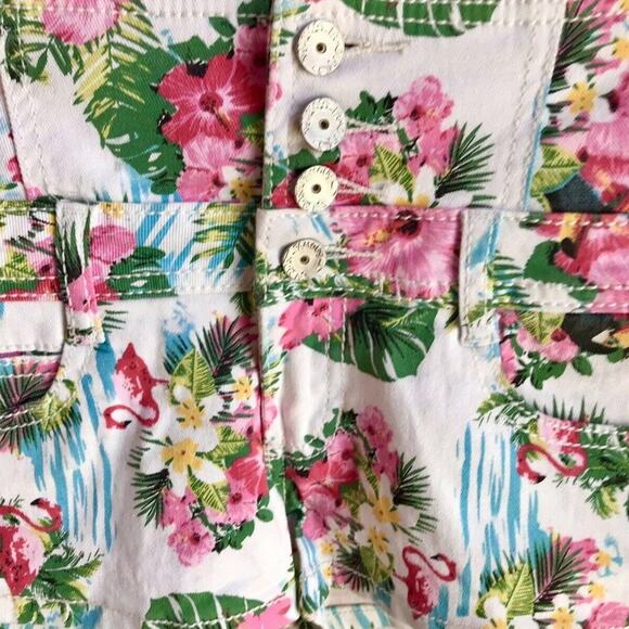 Almost Famous Hawaiian Print Denim Shorts Women's Size 5 Vacation Floral Shorts - Picture 2 of 11